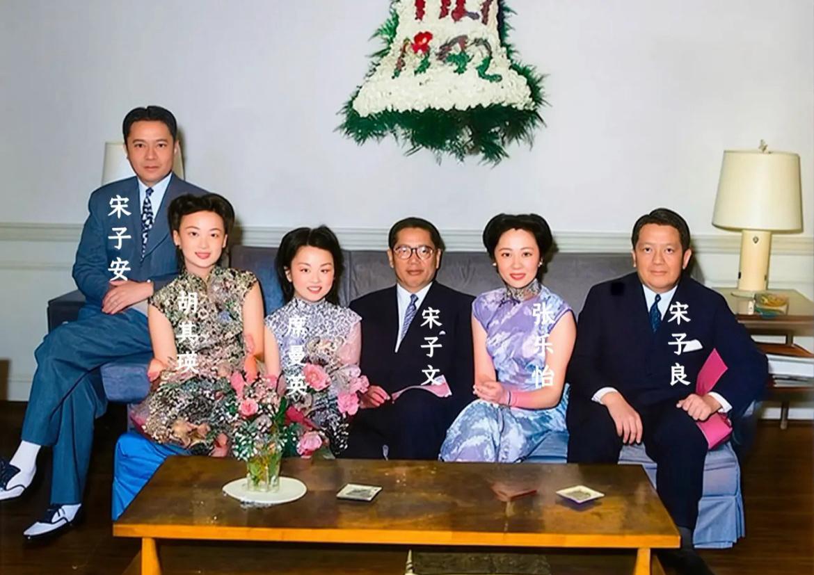 1942年，美国，宋子文、宋子良、宋子安三兄弟携夫人共度圣诞节时的留影，三兄弟的