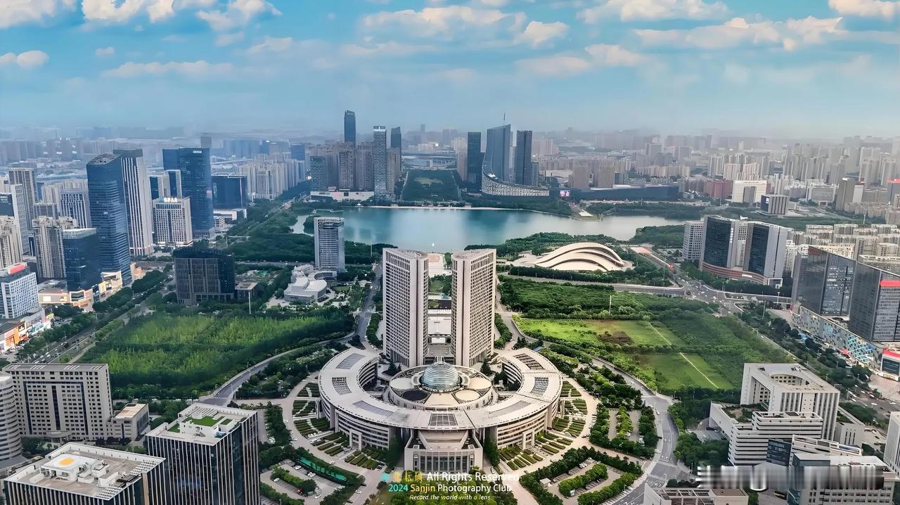 合肥，如一株生命力极强的小草，是在强手如林的长三角夹缝里顽强生长出来的一座新兴城