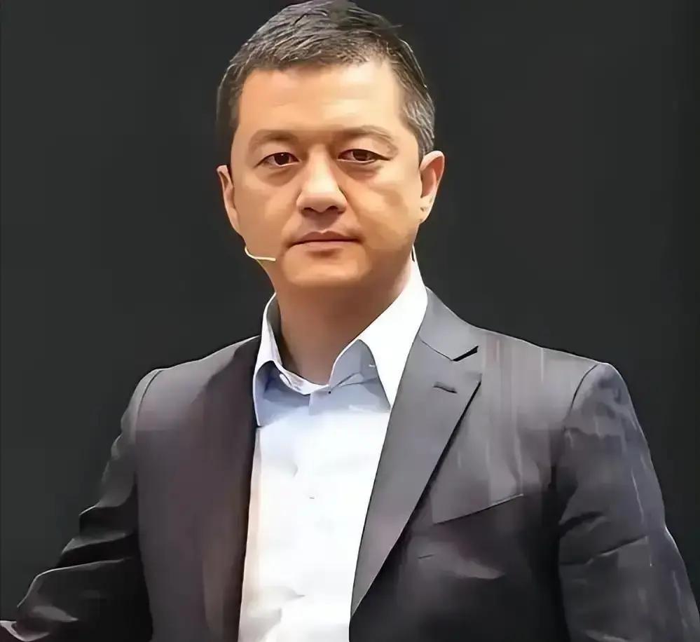 主持人问李亚鹏:“你为什么不做演员了？做演员比做直播要赚钱！”李亚鹏说:“我要是真想去挣钱，还是有别
