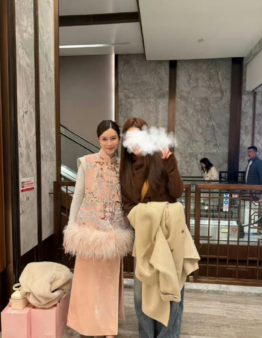 文咏珊产后状态有网友晒出文咏珊产后参加婚礼的现场照片，盘头加新中式，超美！