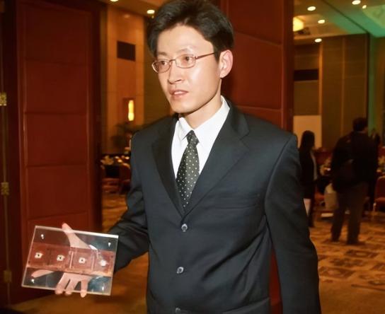 “芯片天才”陈进，卷走国家十几亿科研经费，潜逃美国藏身。他凭一己之力，将国产芯片