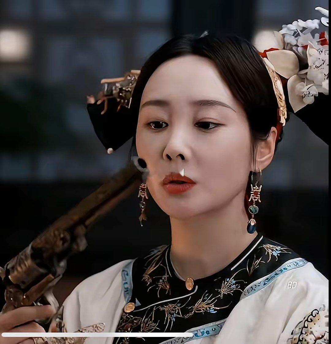 李纯给所有女演员提了个醒，你可以演女一，也可以演女二，甚至可以演女三女四，但是最