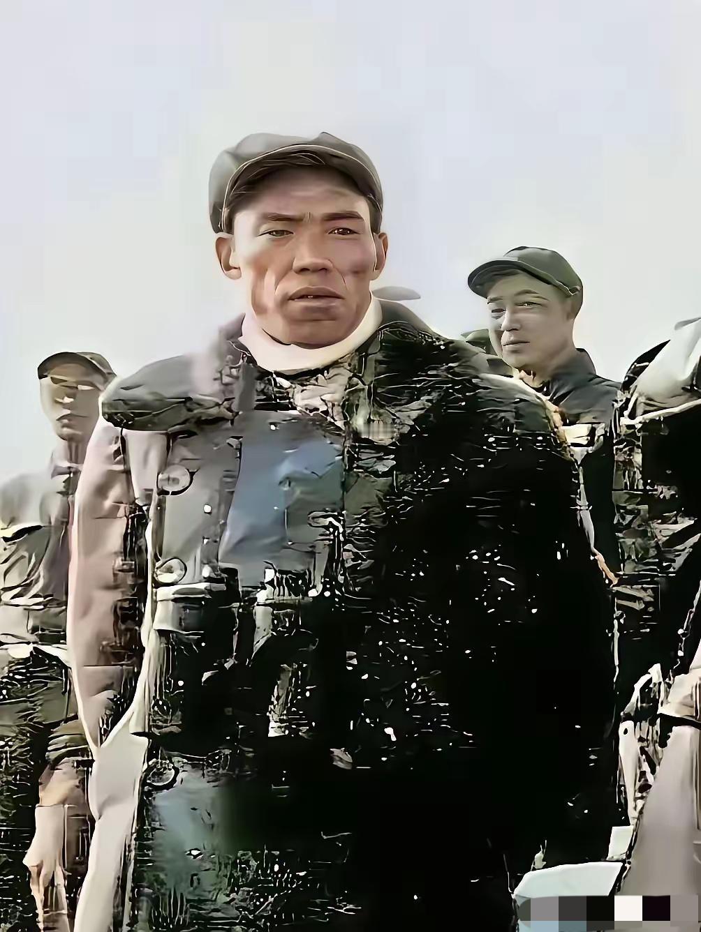 照片中这位年轻将军是谁？一身正气，杀气腾腾。