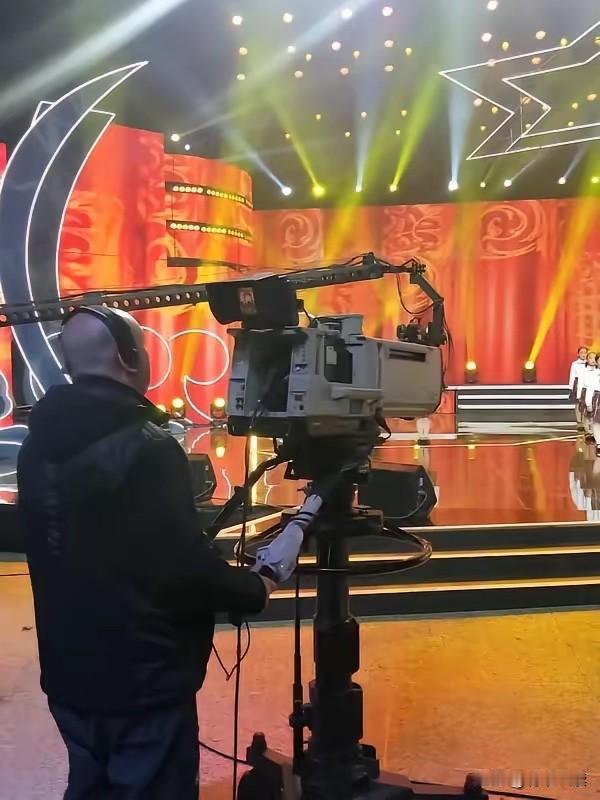 收视破40%却骂声一片！今年春晚，输得很明白！1200个剧本筛不出一个笑点？春晚