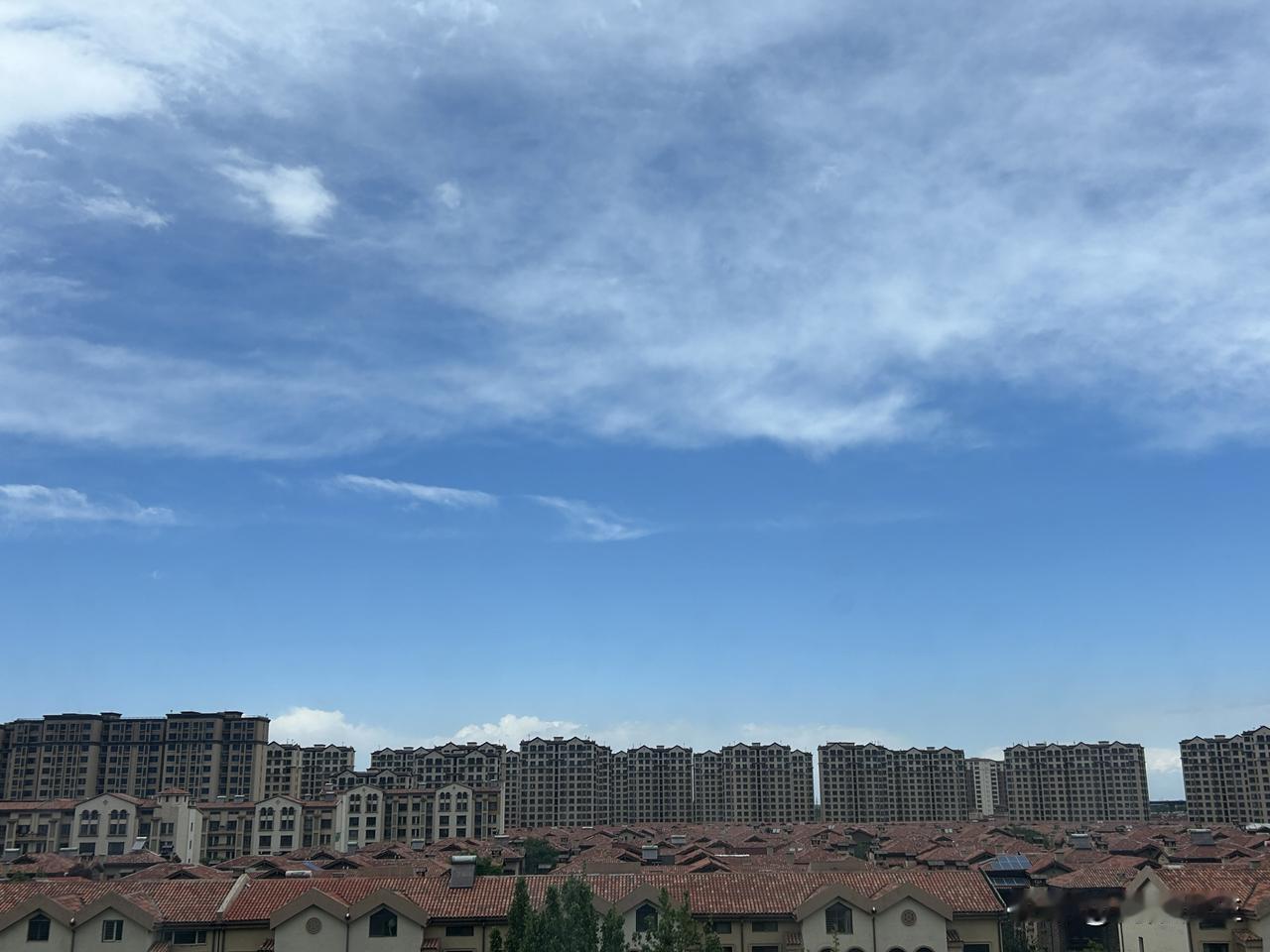 不得不说前夫是蛮好命的，睡到中午才来接孩子，到的时候正好十二点。天空乌云翻滚，狂