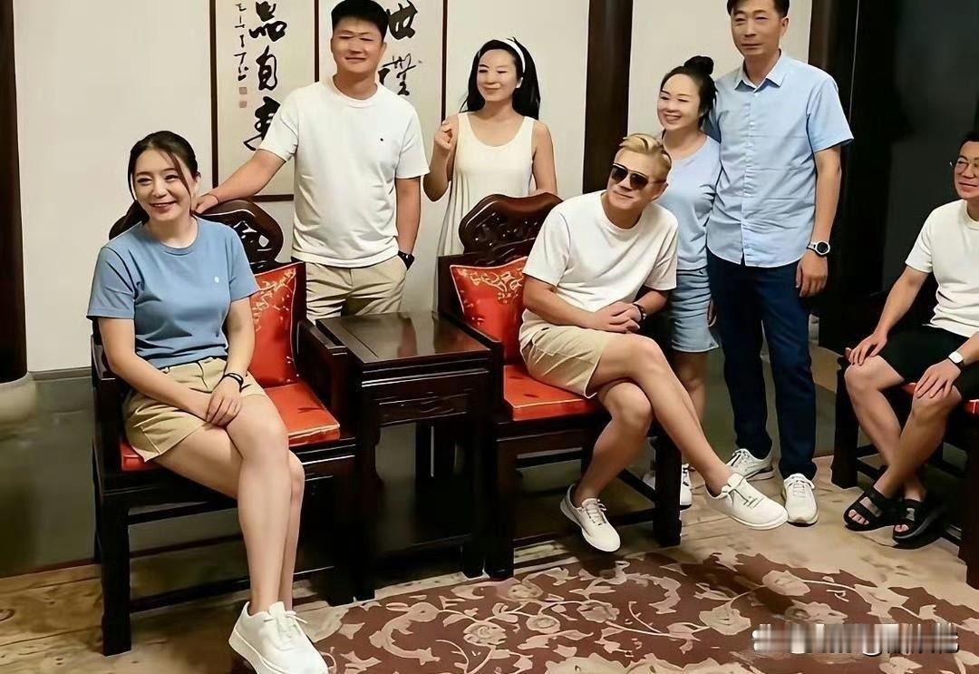 这是郭富城在丈母娘家的状态！说个扎心的，他年纪居然比岳父还要大两岁。两个