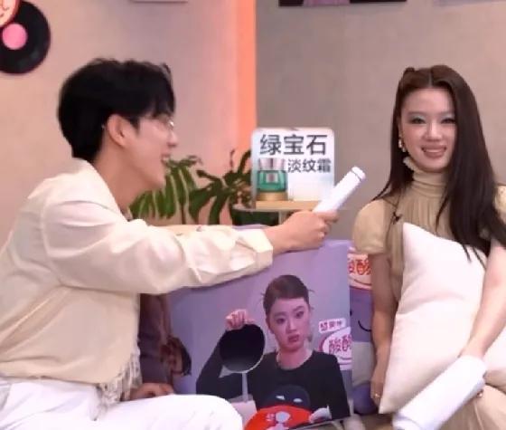 主持人问单依纯：“网上都说你改编李荣浩老师的《李白》是在报复李荣浩老师当年没有转