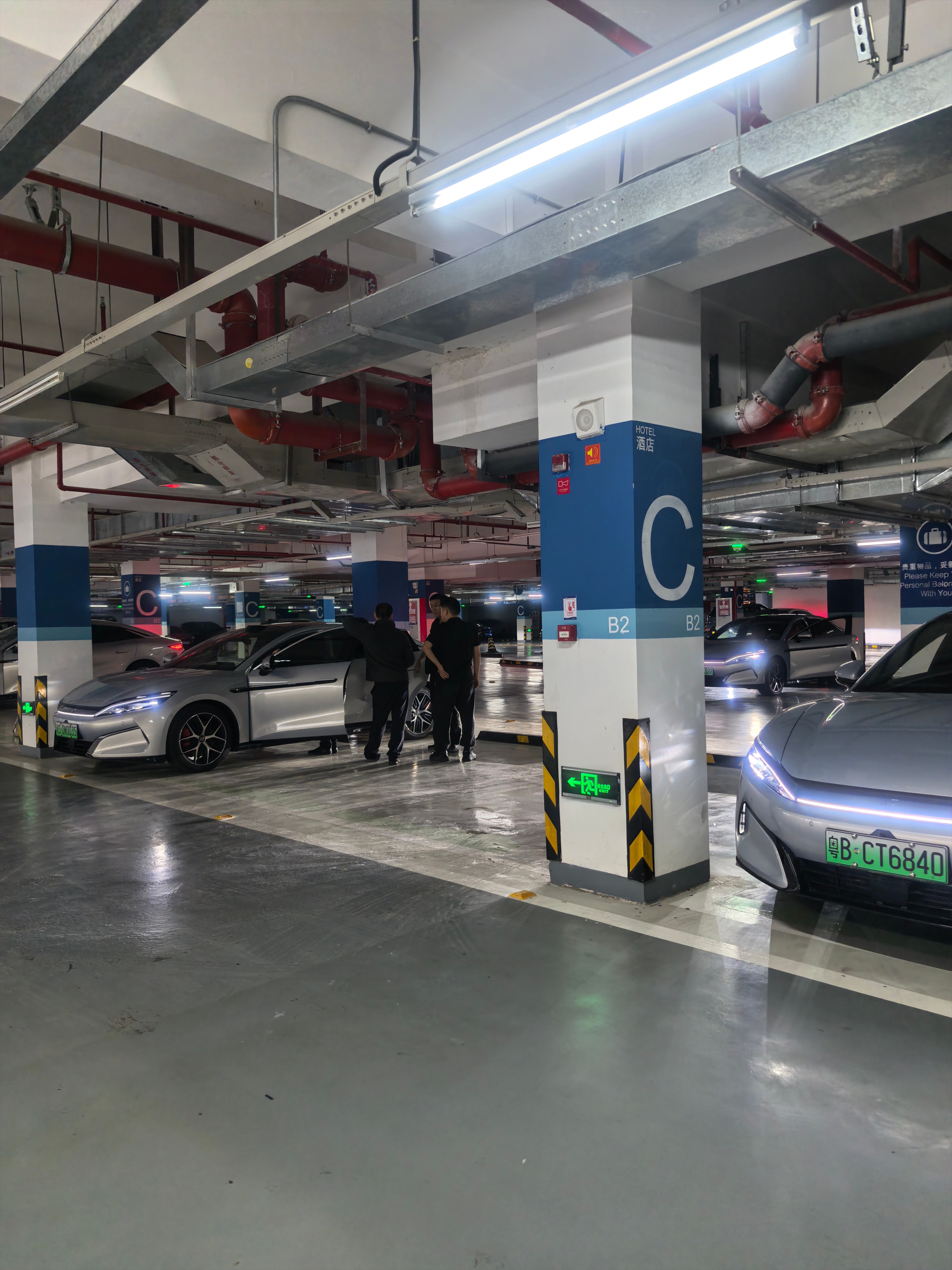 这么晚了，迪厂的工程师还在加班验证车位到车位功能，这就是严谨。点赞。