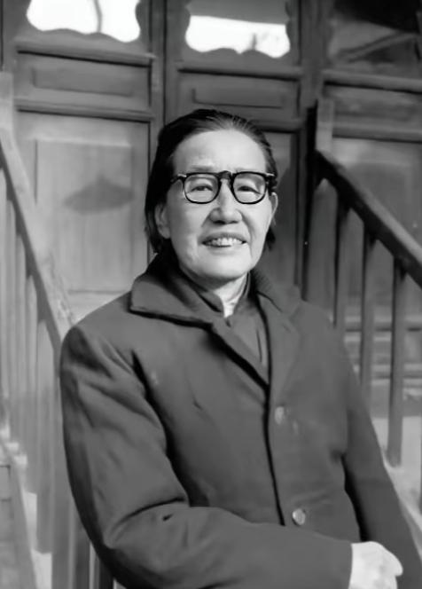 1937年，一位女红军在牧民家中诞下一子。当马家军搜捕时，她正给孩子喂奶，危急关