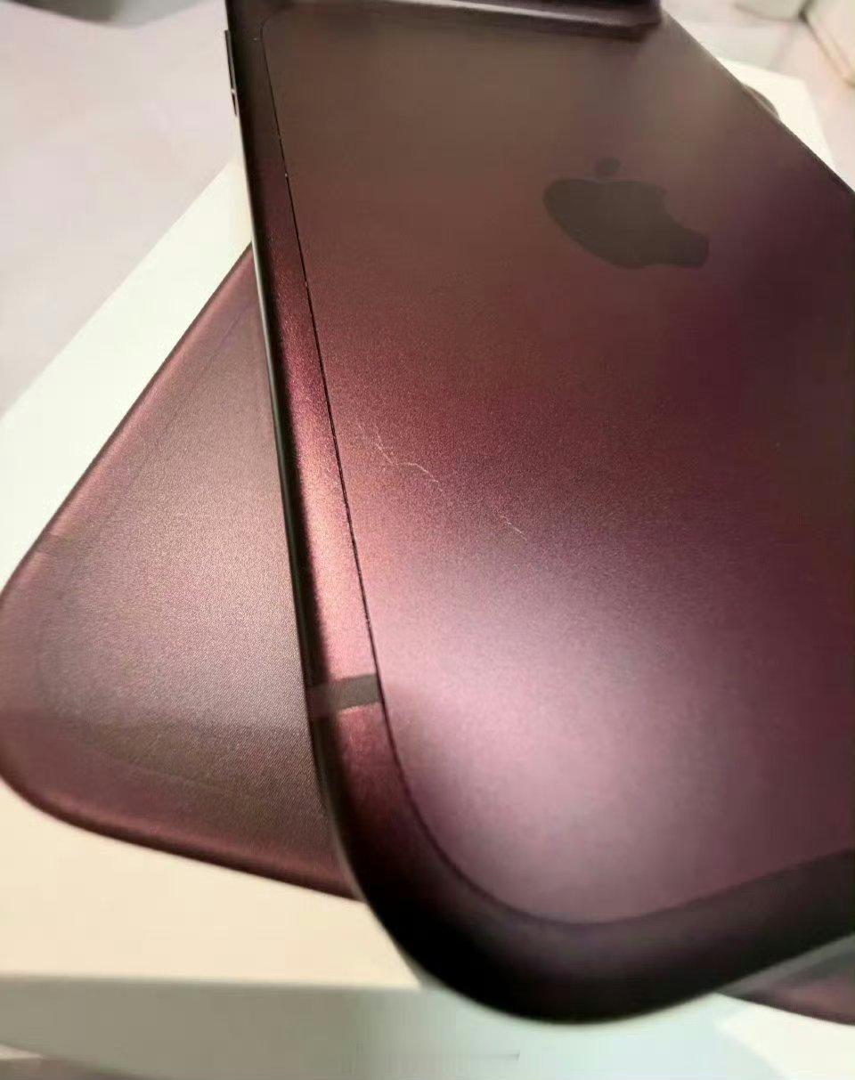 #iPhone18Pro吐槽#苹果18首摔，和17同款材质选壳听劝……iPhone18边框一摔就掉漆