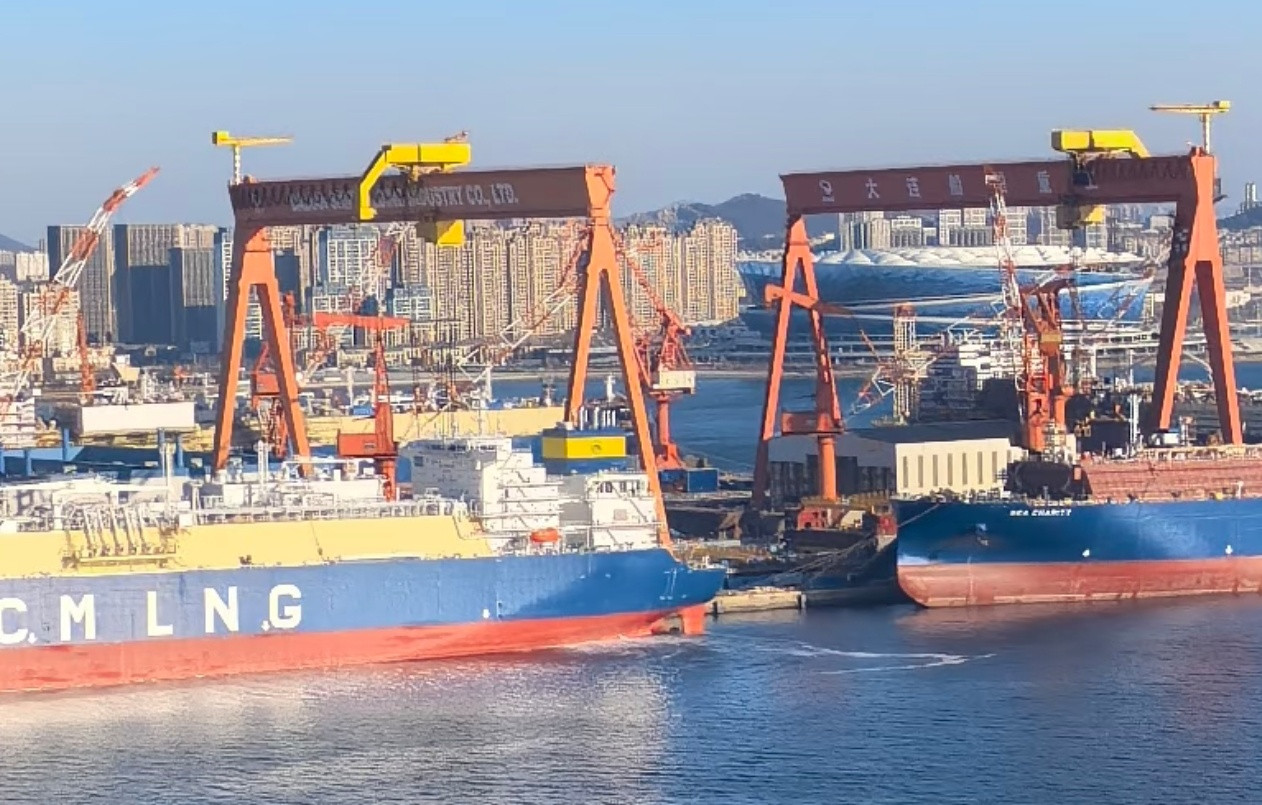 北方某地004新图机库底板装上了，建造进度极快！今年年底前就能看到包括舰岛在内