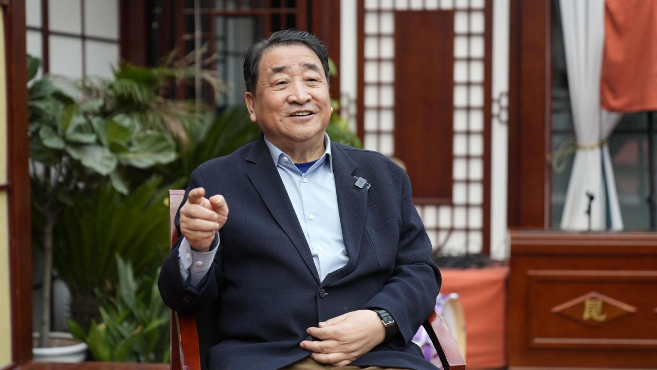 12月26日，姜昆助理李宏伟刚通过媒体人杜恩湖辟谣：“姜昆近期没出国，正在国内打