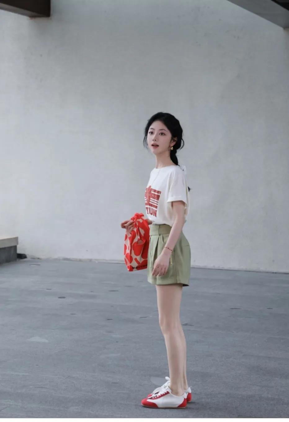 谭松韵，好小巧可爱，看起来也就有一米五。