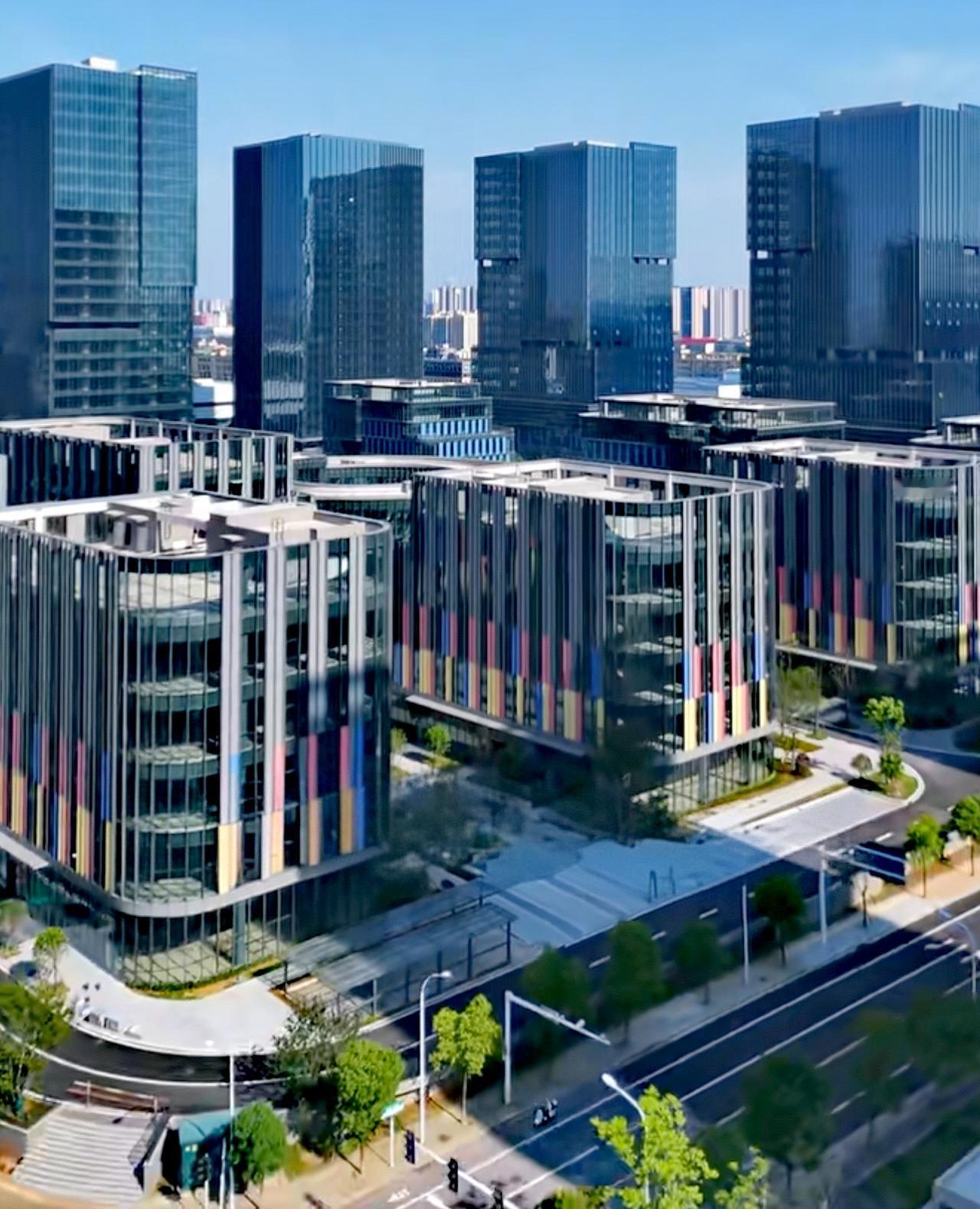 说实话，长沙智谷这个楼盘建设的不错，总投资180个亿。唯一的缺点就是楼盘的高度不