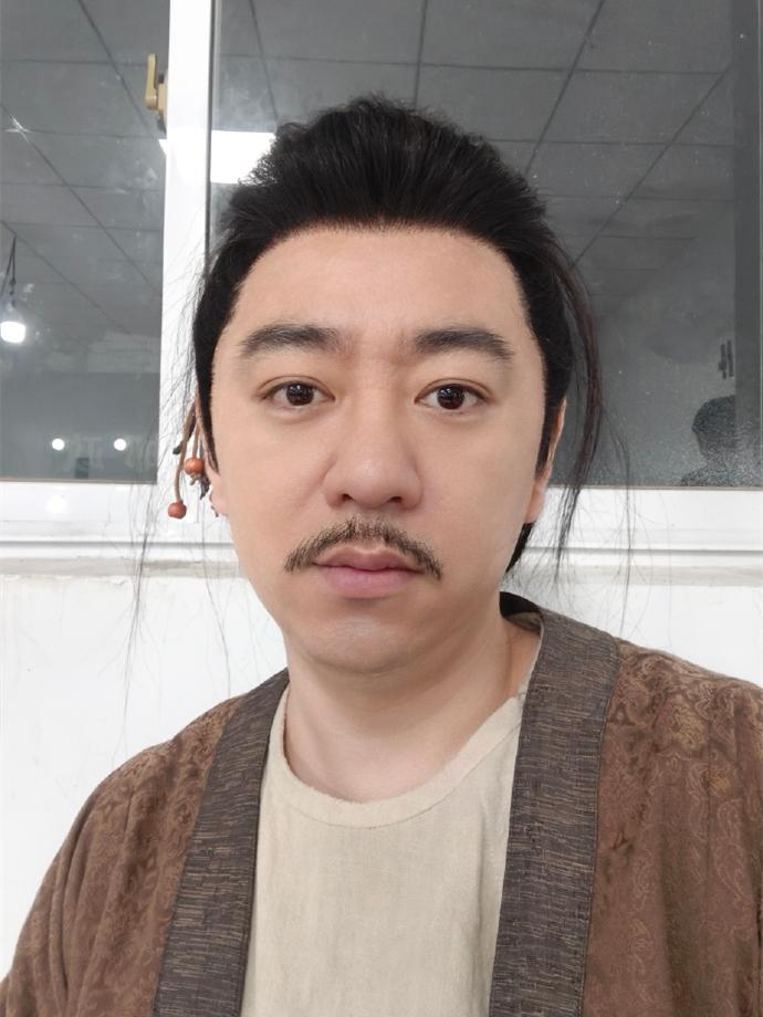 大哥就要有大哥的魄力和担当！德云社大哥冯照洋晒出了剧组杀青后的留守照。照片中，冯