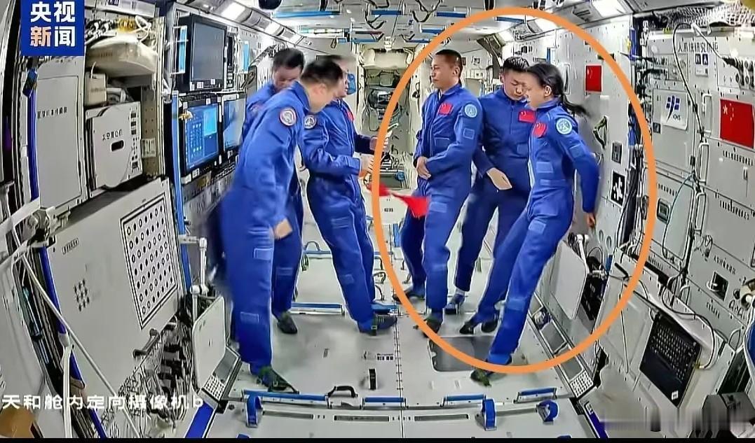 太空交接仪式上，角落里的一幕看在眼里满是心疼，航天员乘组顺利完成太空交接，本是特