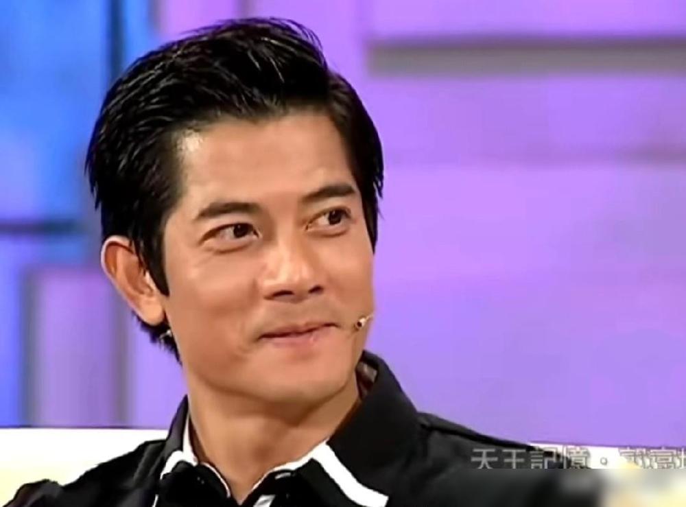 60岁的男人脱光衣服踩上体重秤，指针死死钉在63公斤。整整40年，他硬生生把这串