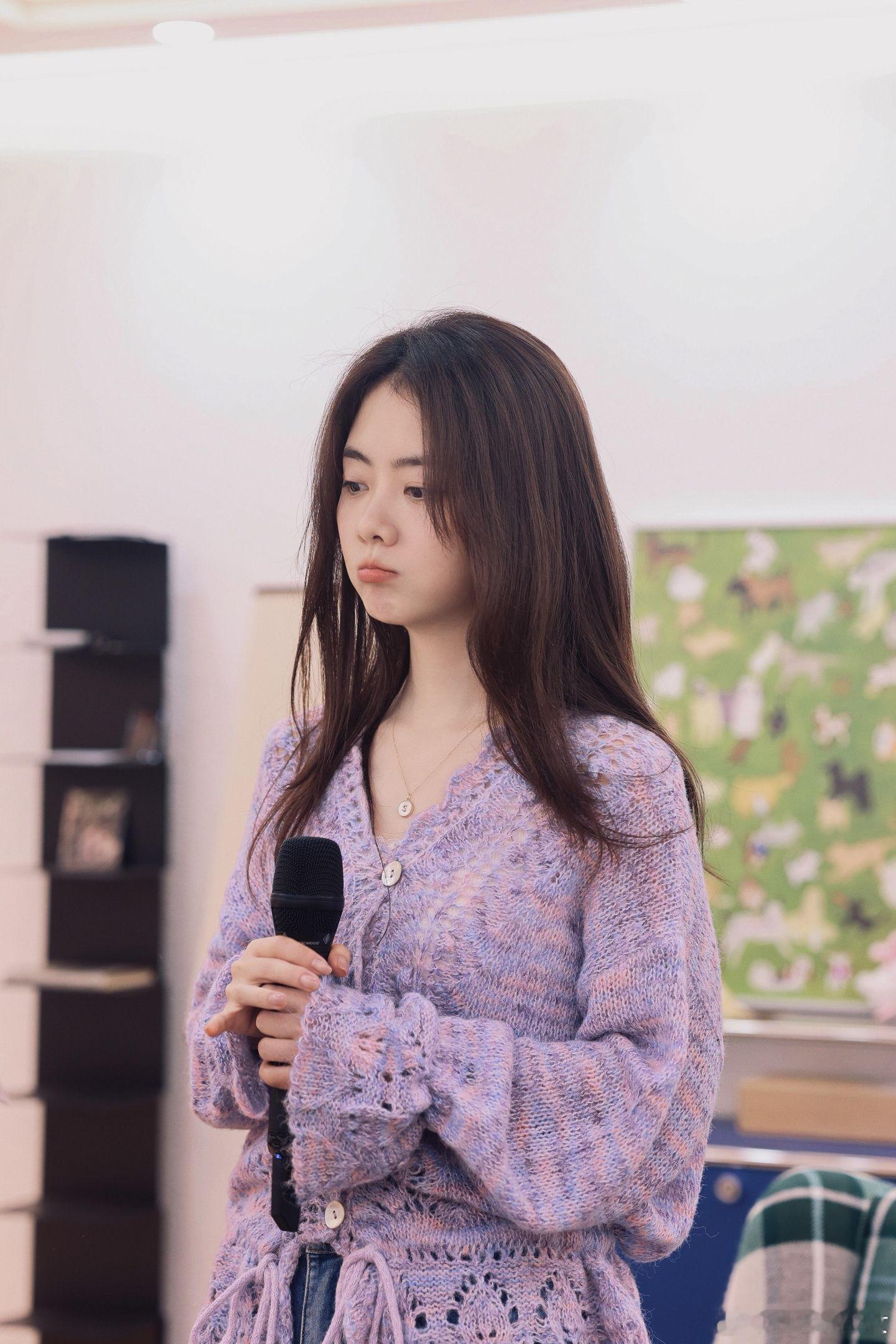 沈月谭松韵听不懂的疼痛文学少年倾诉想逃离小姨管束，满是青春文艺感慨。沈月谭松韵听