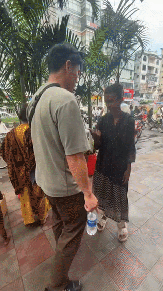 一名中国男子在孟加拉🇧🇩街头被一个当地女子缠着要钱💰这个女子一直跟着男子