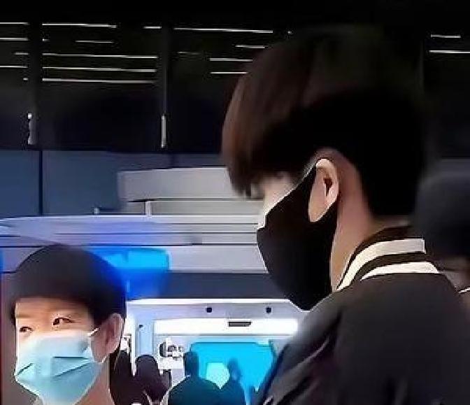 孙颖莎和王楚钦，在最近一次出国比赛的机场，第一次因为头等舱机票爆发矛盾，情感氛围