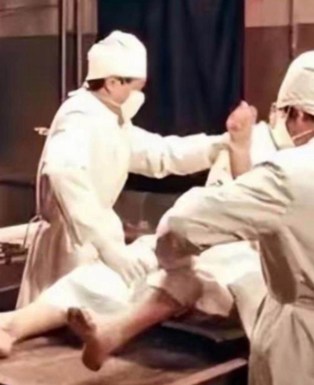 1937年，北平城破了。29军军长宋哲元的姨太太没能跟上大部队，落到了日本人手里