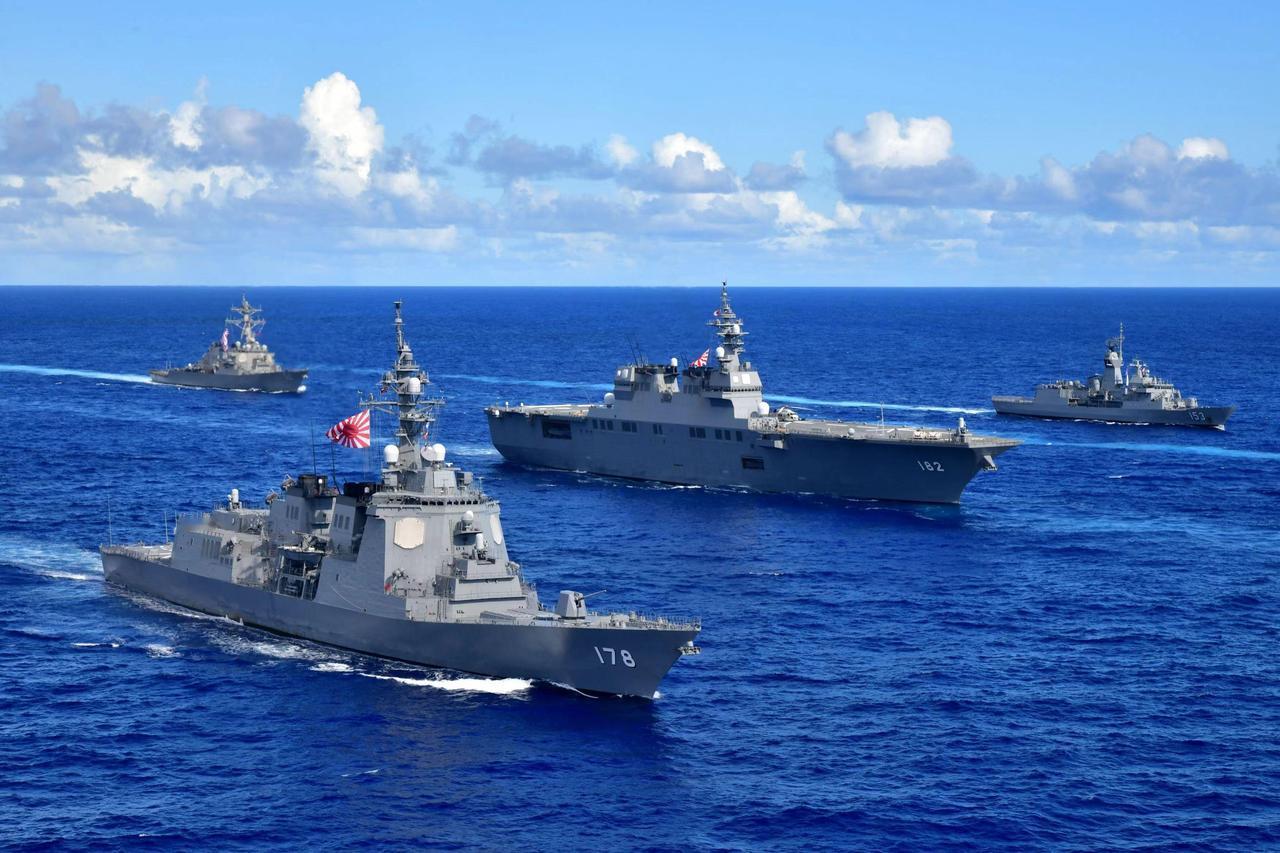 封锁我国航母出海口？10月3日，日本“浦贺号”扫雷艇在驱逐舰护卫下，抵达我辽宁舰