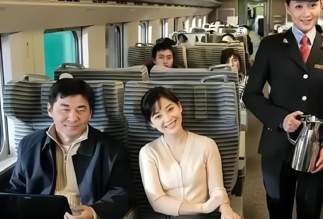 梅婷年轻的时候，好美啊陈建斌与梅婷古早合影，他俩坐在列车上的画面。那时候