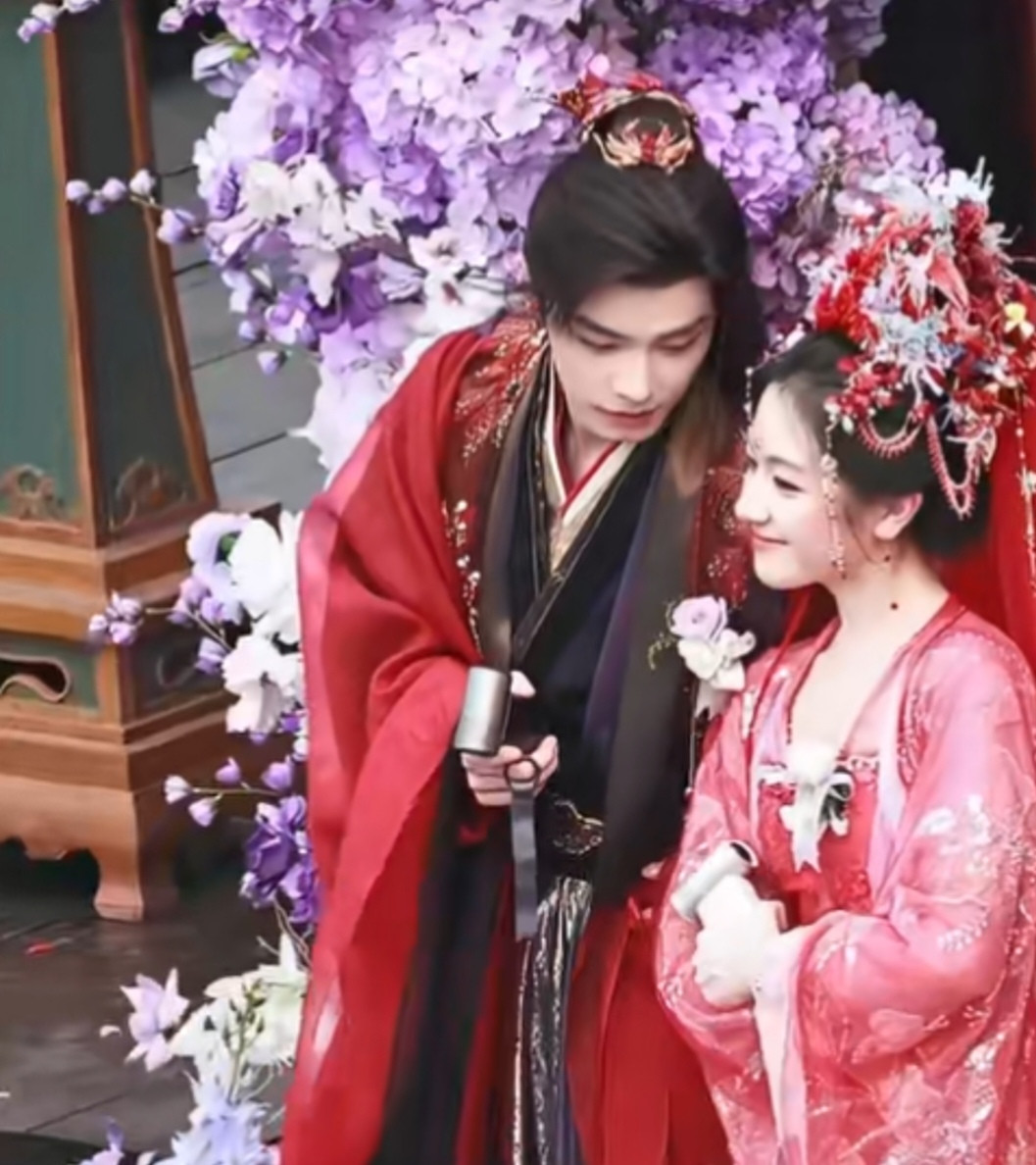 《千夜奇谭》大婚路透曝光，李兰迪与何与同框氛围感拉满，CP感爆棚。古装的故事设定里，居然安排了一场现
