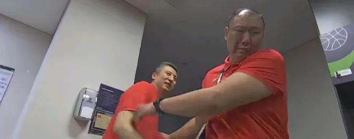 和澳大利亚赛后，郭士强如释重负的和大家拥抱，但是王晗有点特别啊！一把推开了郭士强