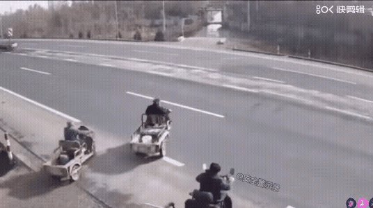 开车回乡，最怕这帮七十多岁的老人骑三轮车，每个路口都要减速把脚踏在刹车上，不然，