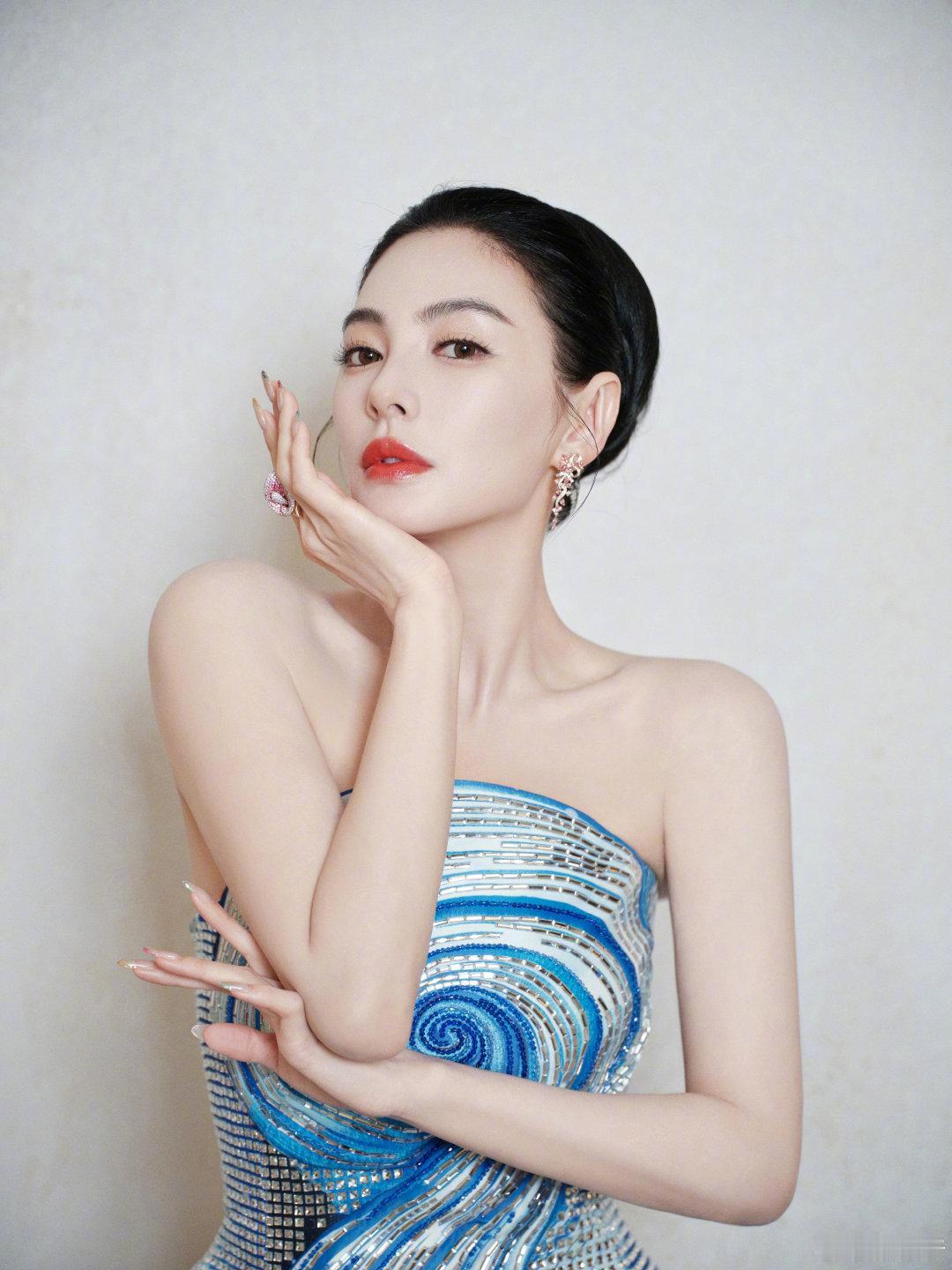 成熟美人张雨绮穿搭写真