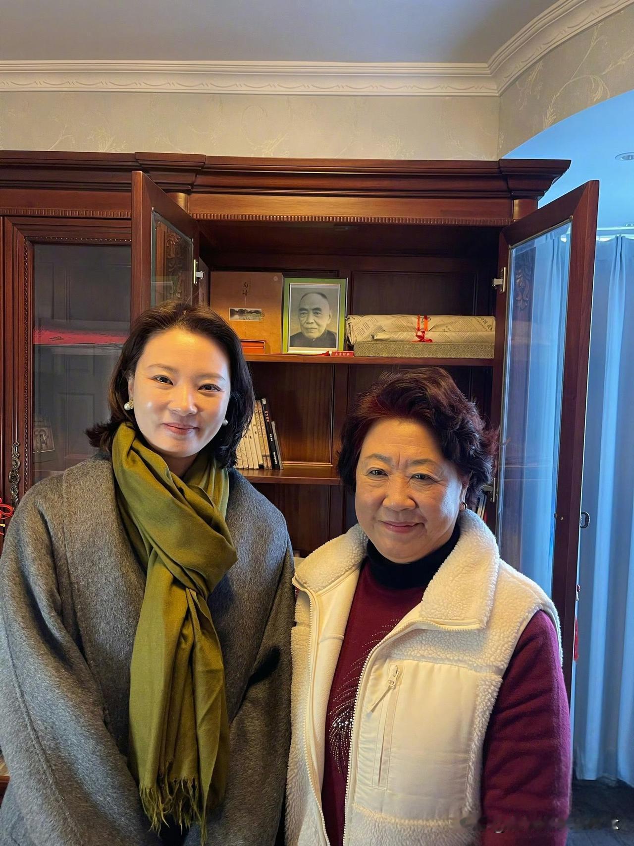 刘芳菲这次也算因“祸”得福了，不仅见到了庞叔令本人，还看到了庞莱臣先生七十大