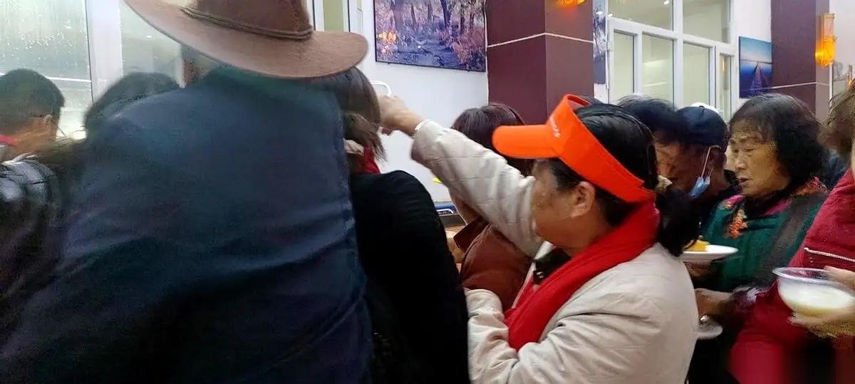 我真的，这辈子没见过这种场面。三百多人的旅行团，在额济纳。一整盘刚炸出来