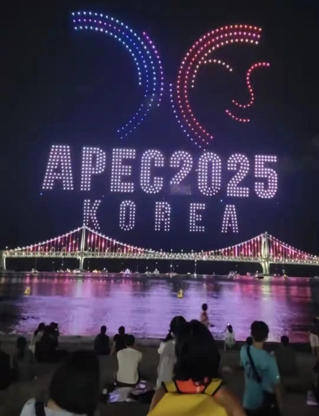 韩国庆州APEC开幕在即，然而庆州的高档酒店严重不足，特意租用两艘大型游轮充当海