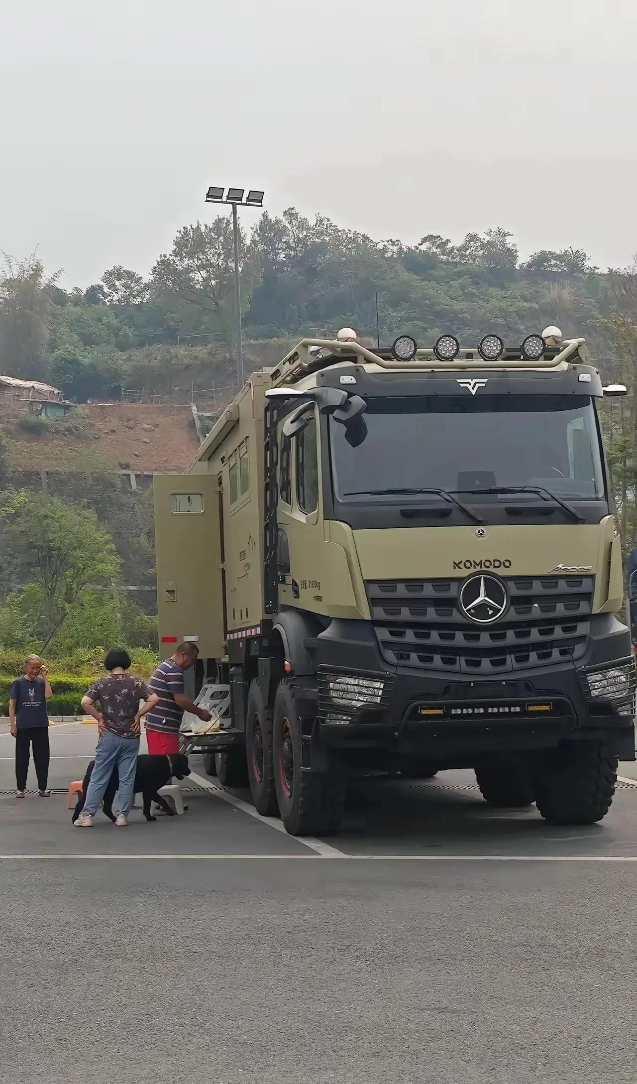 一位网友报，这是600万的房车，看着真够霸气的了，不过600万买房车绝不是一般人