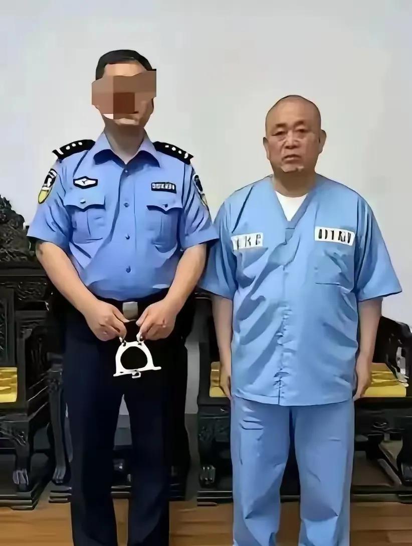 少林寺释花和尚变成看守所释嫌疑犯，千金袈裟变成蓝色囚服，名贵佛珠变成银色手铐。一