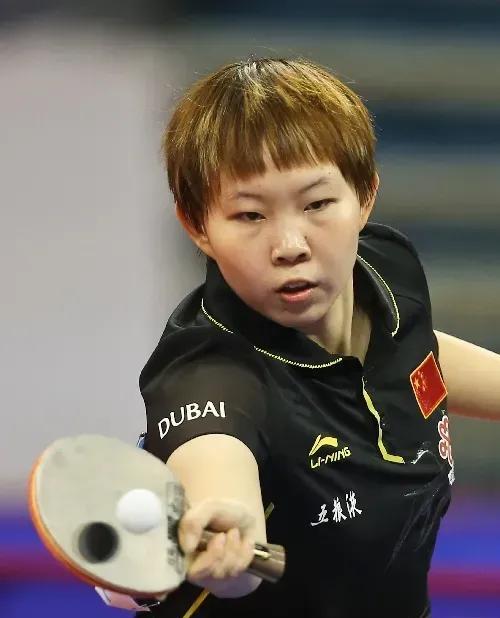 代表中国澳门出战的朱雨玲，竟然比陈梦还小一岁。当年2021年如果朱雨玲不受伤，陈