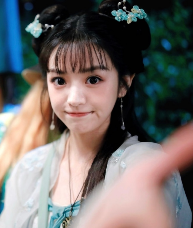 很神奇田曦薇拍《逐玉》的时候开始有了浓浓的女人味了之前她在《卿卿日常》里也很美