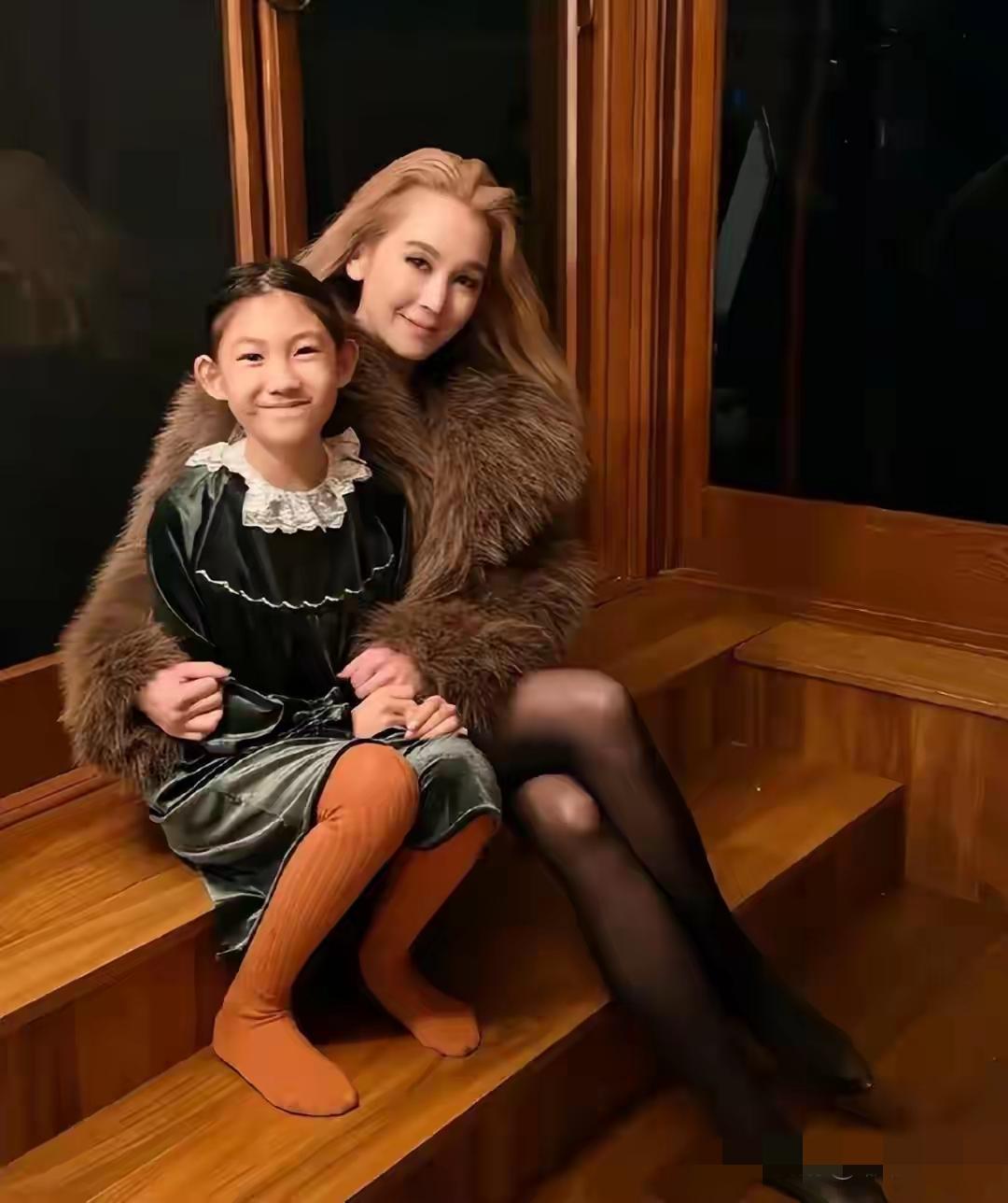 陈冠希女儿与姑姑温馨合影，画面中姑姑气质出众，容貌亮眼。一家人的高颜值基因令人赞