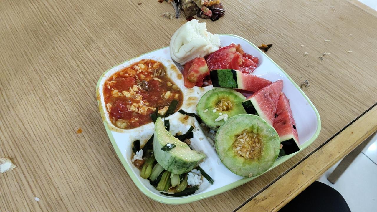 12块钱的自助餐，现在不怎么去吃了，便宜是真便宜，也随便吃，但去吃最好也要挑着吃