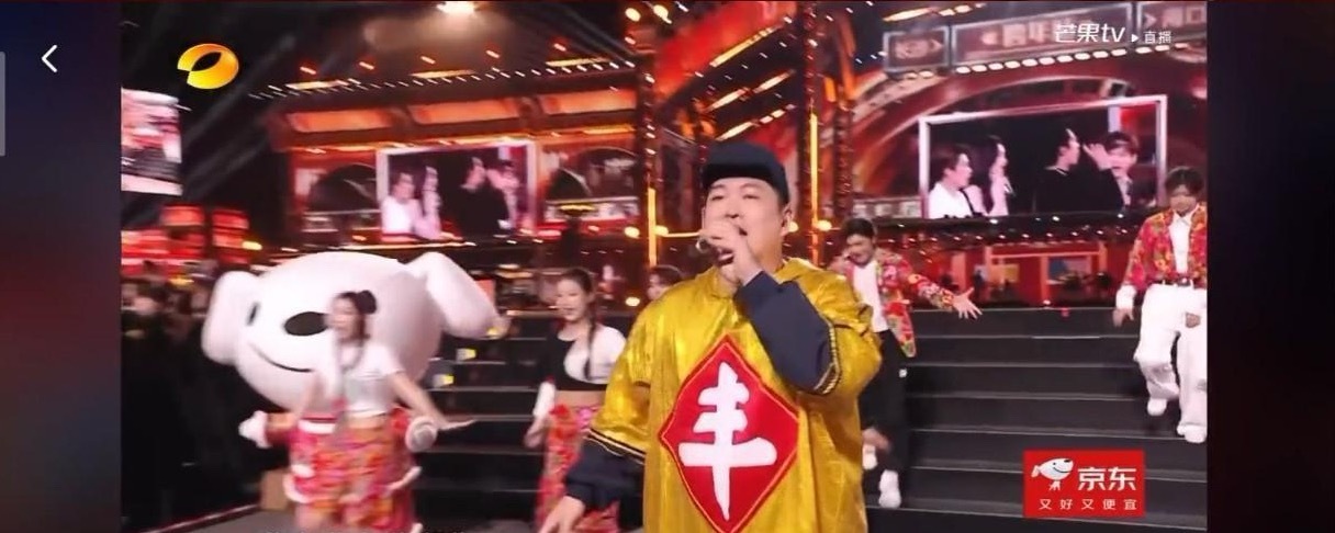 赵大牛长得也太像赵本山了，相似度高达99%，只是体型比赵本山壮。赵大牛这次是替爸