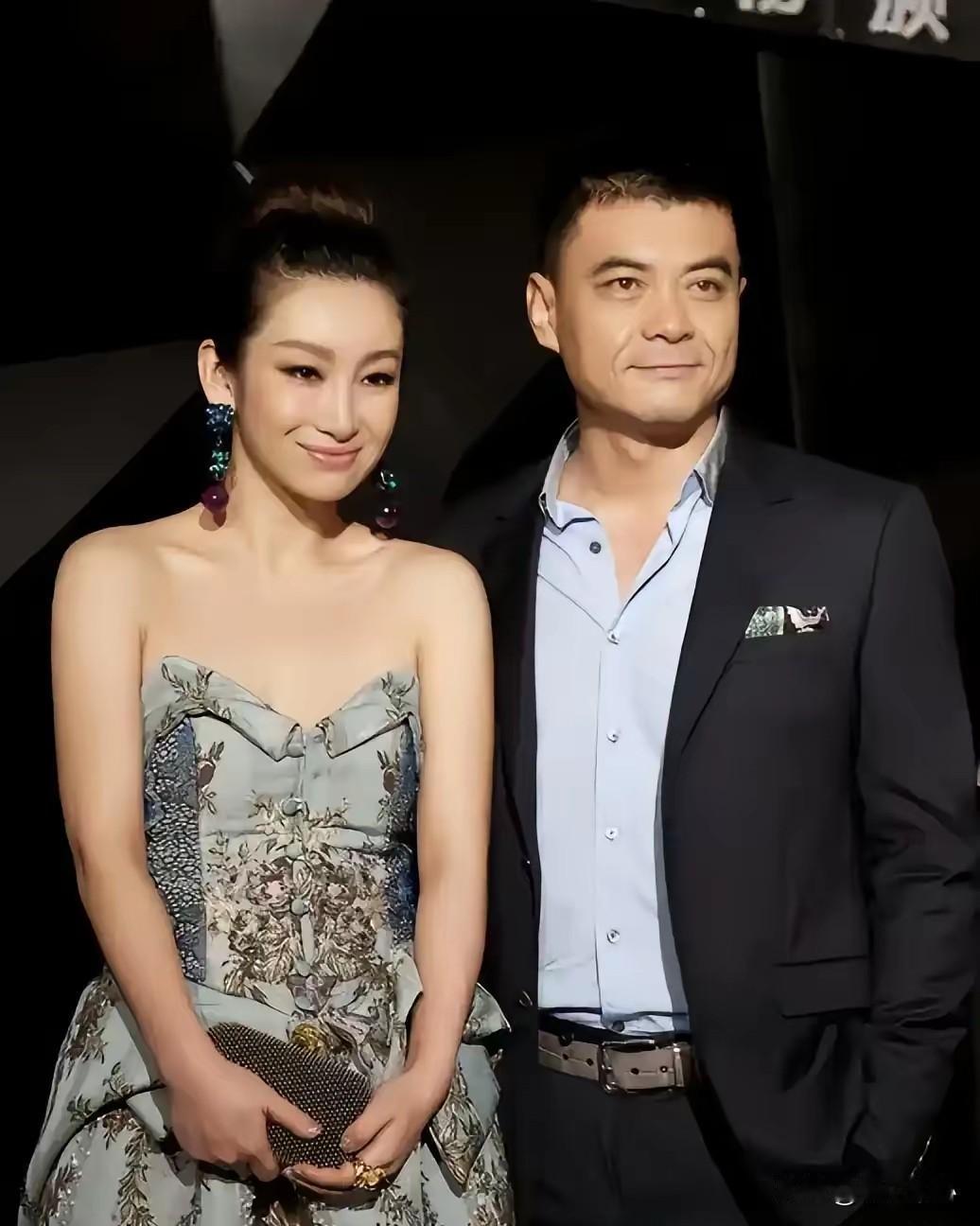 演员秦海璐说：“当年，我费尽心思把王新军追到手之后，突然有一天他告诉我，亲爱的，
