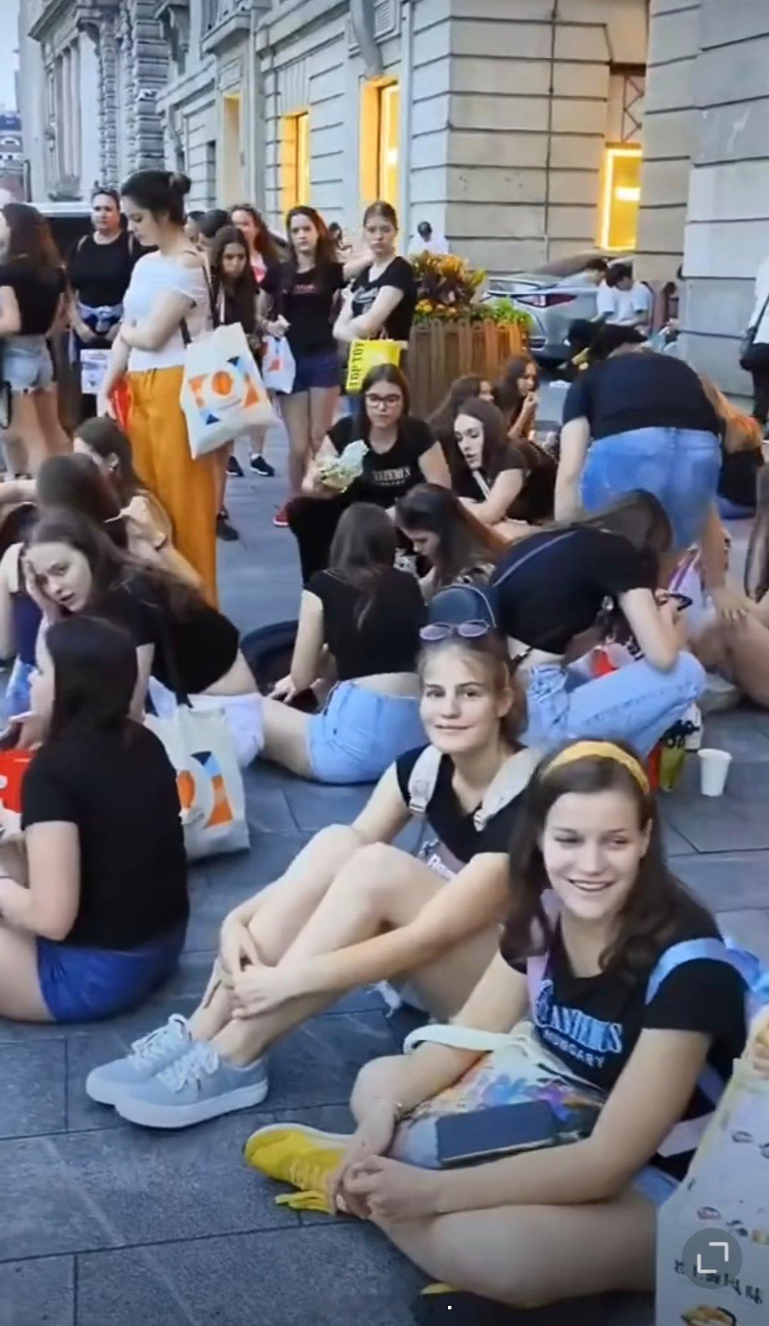 上海外滩，很多外国游客纷纷席地而坐，吃着东西并且大声的说笑。​如果身份切换成中国