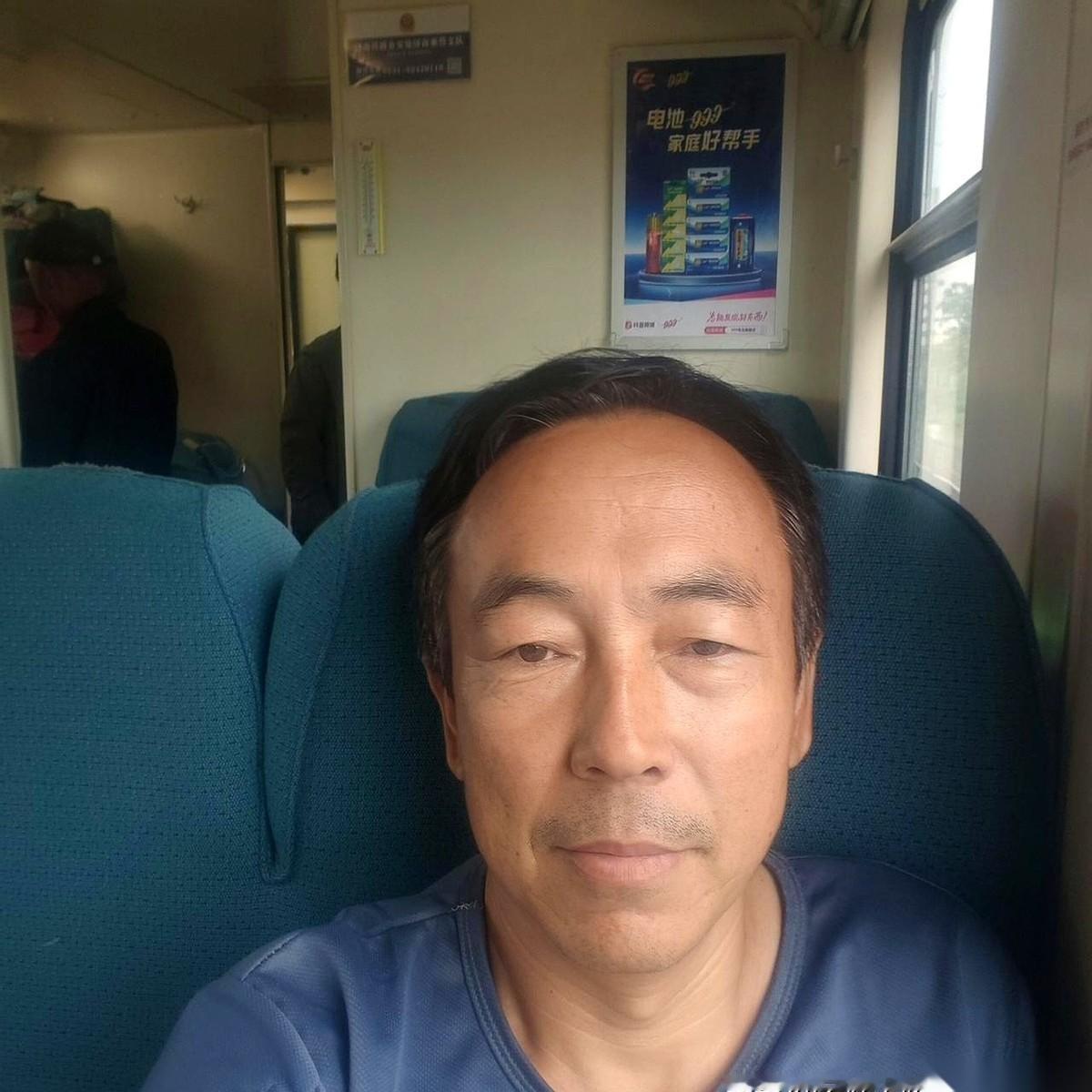 一个46岁的男人，揣着身上最后的120块钱，从广州到了济南。他刚买了张回青岛老