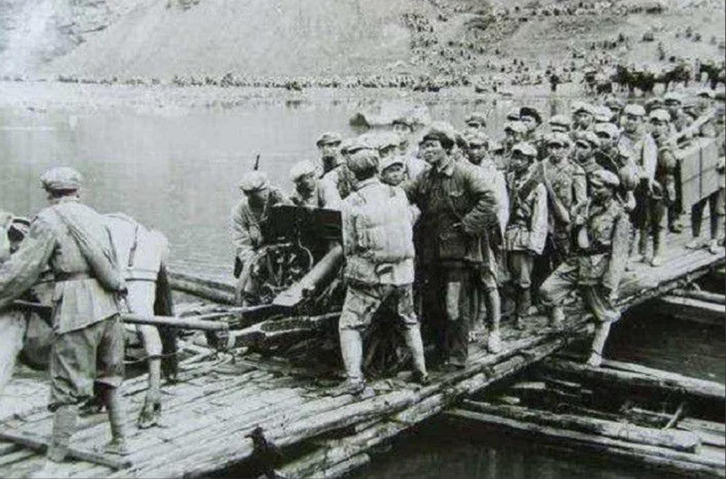 1935年初，红军被几十万国民党军堵在赤水河边，敌人要在这里把他们一网打尽，毛泽