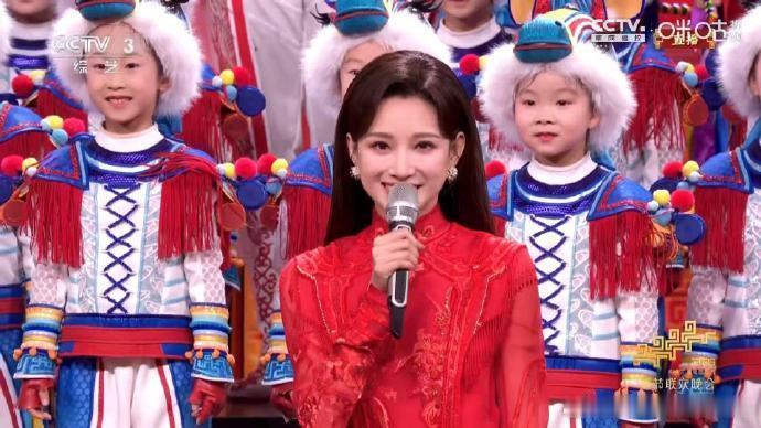 马凡舒口红色号今年春晚马凡舒的妆面好干净，尤其是口红选得太对了。不浓不淡的，在直