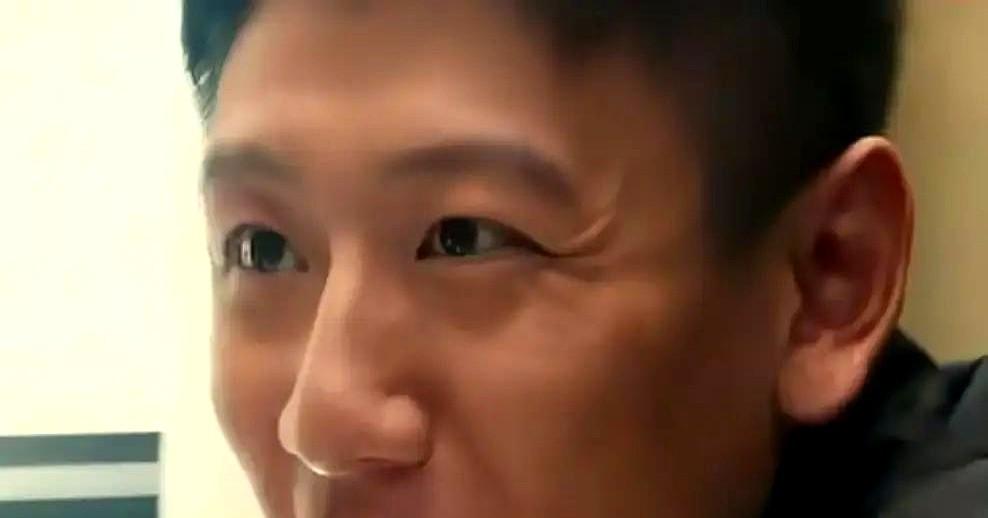 “大夫你缝细点，这留疤了以后谁要她啊！”缝针室外，吕骁扒着门框急得直跳脚。屋