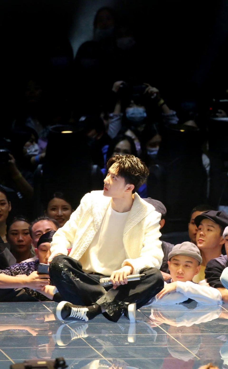 那是在夜里众人之中，自发光的光源！