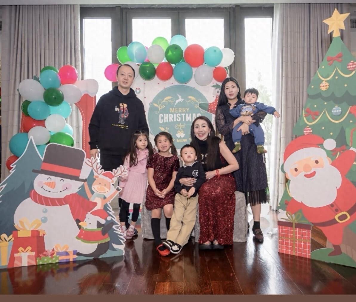 何超盈母女圣诞同框！5亿别墅过圣诞，母女穿亲子装，三层别墅特气派