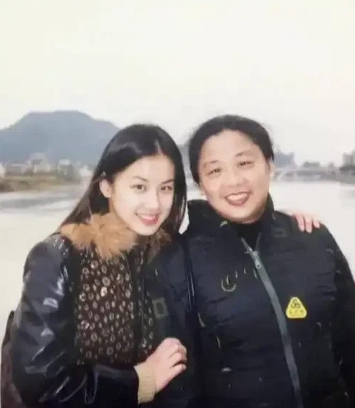 黄圣依妈妈称，填高考志愿那晚，她和孩子她爸在书房吵得激烈，连砚台都摔碎了。没人能